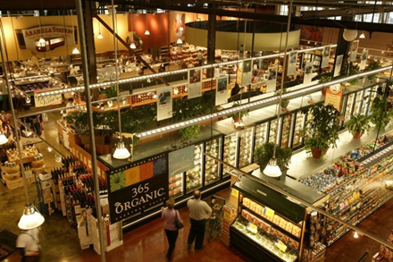 超市里所有商品的摆放位置都是经过精心布局的（图片来源：英国Whole Foods超市）。