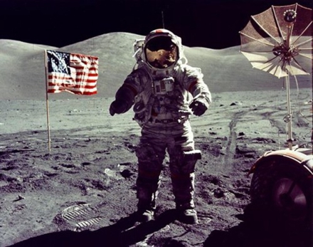 站在月球表面的美国宇航员。