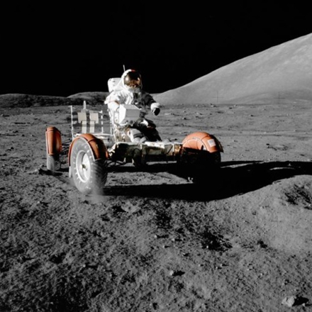 驾驶月球车在月球表面行驶。