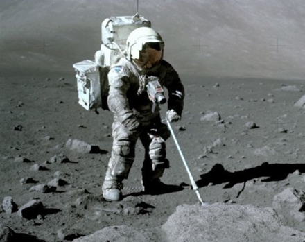 宇航员在月面考察。