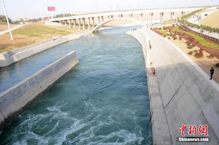 12月12日，南水北调中线一期工程通水。图为丹江口水库流出的汉江水，可以看出水质清澈。