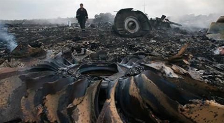 2014年7月17日，马航MH17航班在乌克兰靠近俄罗斯边界坠毁。机上载有283名乘客与15名机组人员共298人全部遇难