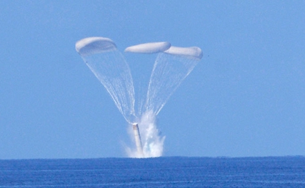 溅落在海面的航天飞机固体助推器