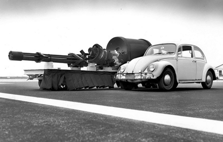 “复仇者”七管卡特林机炮比一辆大众甲壳虫还要大，想象它的威力。