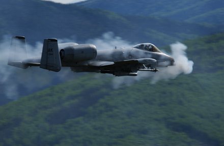 射击中的A-10“疣猪”，其复仇者机炮的平均后座力为45 kN，居然略大于两具A-10引擎所能产生的最大推力的一半！