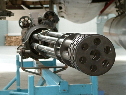 根据供弹和驱动的不同，M61“火神”机炮有各个型号，重量在137.4到138.3千克之间。