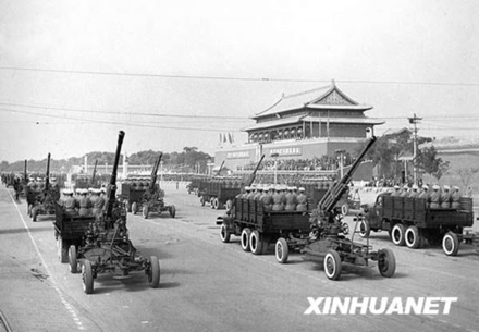 1953年10月1日，解放军高射炮方阵通过天安门广场（图片来源：新华网）。