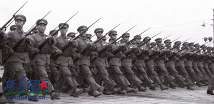 1954年国庆阅兵，受阅的步兵方队手持国产53式步骑枪（图片来源：新华网）。