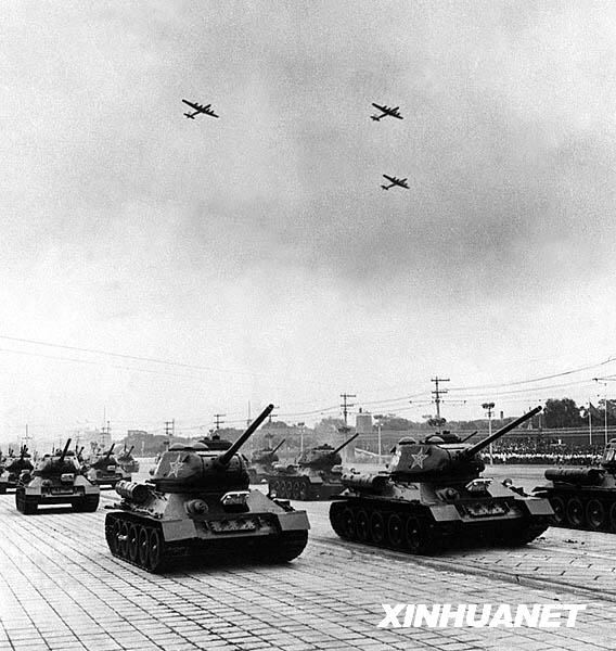 1954年10月1日，坦克部队经过天安门广场时，空军机群也同时飞过天安门上空（图片来源：新华网）。
