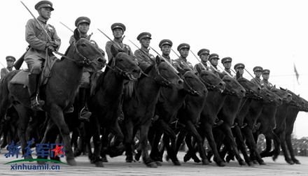 1954年国庆阅兵，是骑兵部队作为兵种最后一次参加阅兵式（图片来源：新华网）。