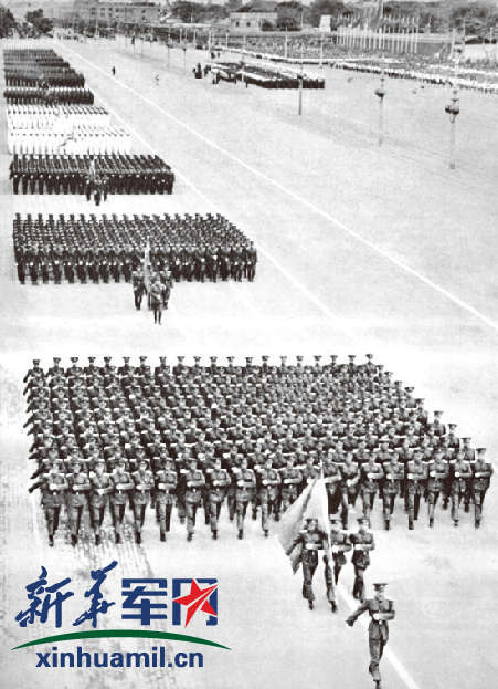 解放军各级军官和士兵，第一次身着佩戴军衔标志的新式军服威武亮阵，走在最前面的是解放军军事学院军官方队（图片来源：新华网）。