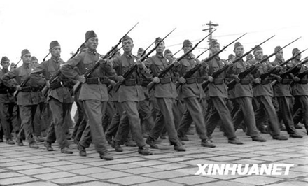 解放军步兵头戴船形帽、身着新式军装通过天安门广场（图片来源：新华网）。