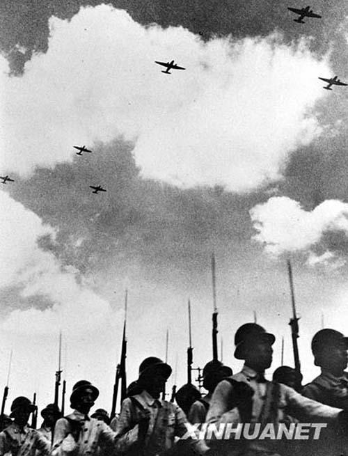 1949年10月1日，空中飞机编队与地面部队通过天安门广场接受检阅（图片来源：新华网）。