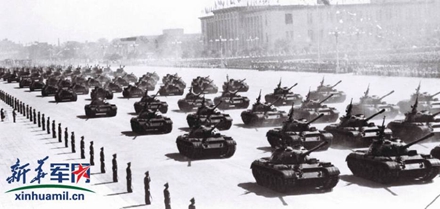 由99辆坦克和自行火炮组成的装甲兵方队，行进在前面的是33辆国产59式坦克（图片来源：新华网）。