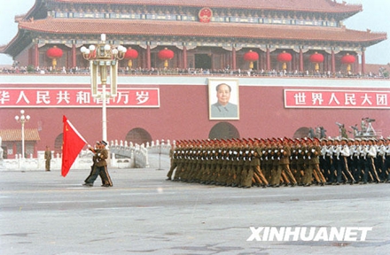 三军仪仗队通过天安门广场（图片来源：新华网）。