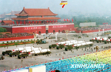 战略导弹方阵通过天安门广场（图片来源：新华网）。