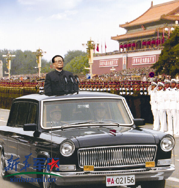 1999年阅兵，军委主席江泽民在检阅受阅部队（图片来源：新华网）