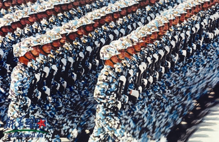 首次参加国庆阅兵式的海军陆战队方队（图片来源：新华网）
