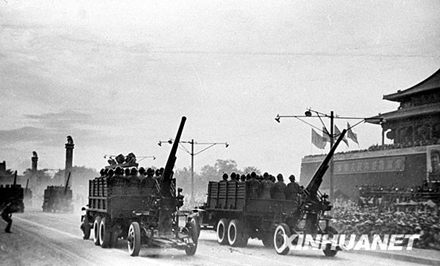 1949年10月1日，高射炮方阵经过天安门城楼（图片来源：新华网）。