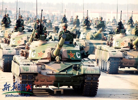 当时最新型国产主战坦克在阅兵式上首次亮相（图片来源：新华网）