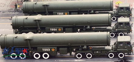1999年国庆阅兵上的远程地地核导弹方队。