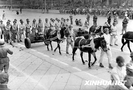1949年10月1日，受检阅的山炮部队由骡马拖拽参加分列式（图片来源：新华网）。