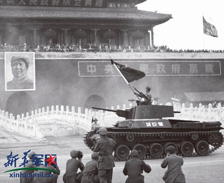 1949年10月1日，“功臣号”坦克行进在长安街上接受检阅。