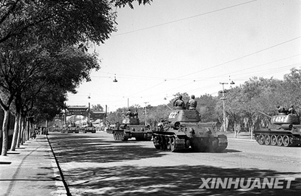 坦克部队行进在长安街（图片来源：新华网）。