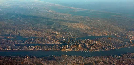 纽约市俯瞰图，曼哈顿城区的所在位置颇为显眼