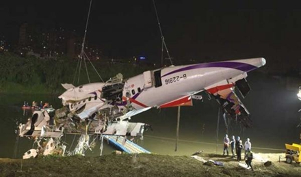 坠毁客机机体严重损毁，但是河道上却全无油污
