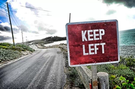 英国道路路标上写著“靠左行驶”