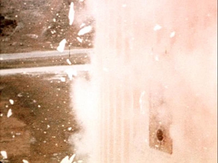 土星5号火箭发射时，冰屑不断坠落。