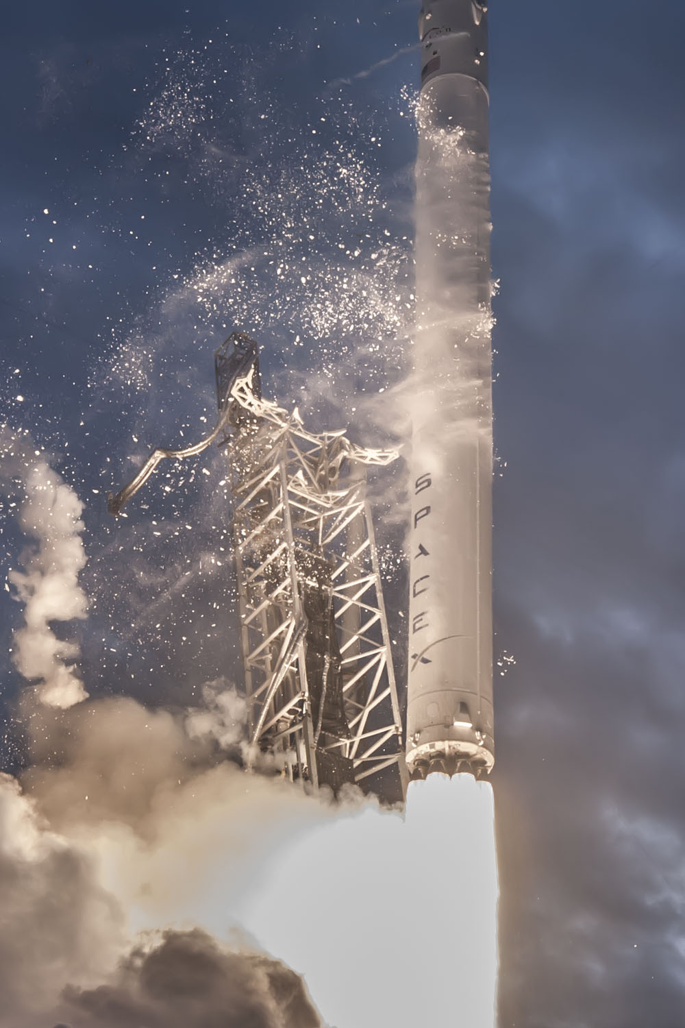 美国SpaceX公司“猎鹰9号”运载火箭发射时，可谓是“风雪飘摇”。
