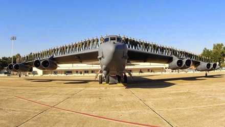 B-52H长48.5米，翼展56.4米，高度12.4米，空重83.250吨，最大起飞重量220吨，8台涡扇发动机，最大燃油量：181610升。