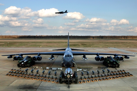 B-52H可携带核弹或常规炸弹，最多可携带31.5吨炸弹，弹舱和翼下可挂20枚AGM-69A空对地导弹。