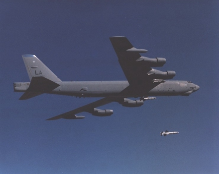 正在发射巡航导弹的B-52