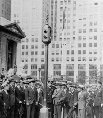 图为1931年6月23日，美国纽约第五大道竖起一盏新的青铜制造的红绿灯。