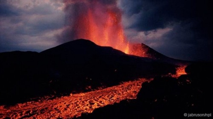 火山爆发有时会形成一大片新陆地。