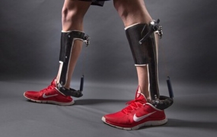 这张图片展示了戴着一副被动弹性踝关节外骨骼走路是什么样子的。图片来源：Stephen Thrift, North Carolina State University