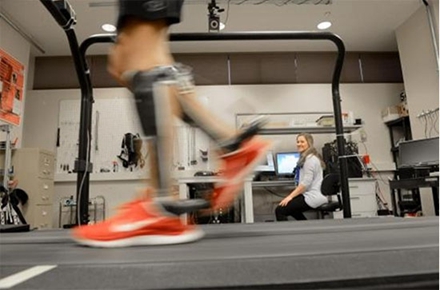 Bruce Wiggin穿着这种外骨骼设备在实验室里的跑步机上走着。根据发表在《自然》上的论文，这种设备能让身体正常的成年人走路省力7%。