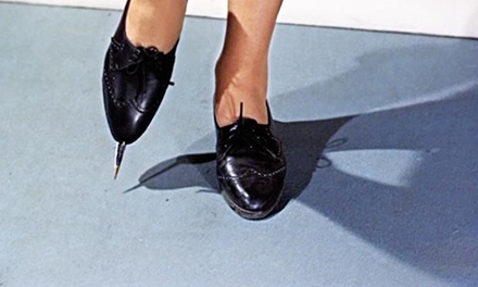 曾经是女反派暗算主角的史上最险暗器，如今已成为Kingsman特工学院的量产制服鞋，帅气好用又合脚，就是回收功能尚待改进