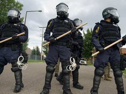 波兰警察在使用警棍，腰上挂的是一次性塑料手铐