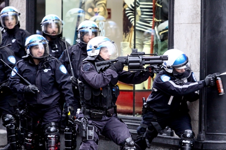 G20峰会期间，巴黎警察在控制抗议人群，使用了多种非致死性武器