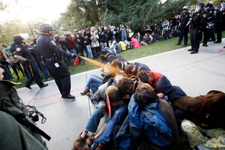 2011年，美国加州一名警察在使用催泪喷雾器