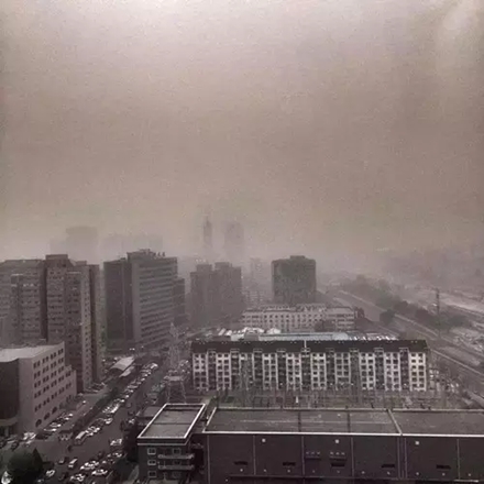 4月15日，北京上空尘土飞扬。