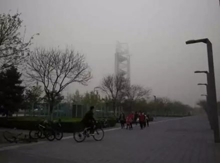  4月15日，尘暴笼罩下的北京奥林匹克公园“玲珑塔”。