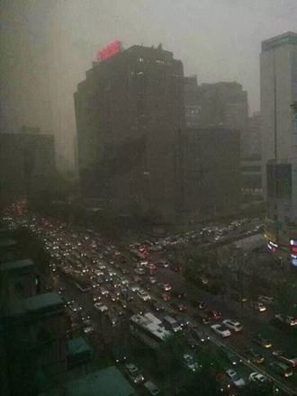 4月15日，尘暴突袭北京组图。