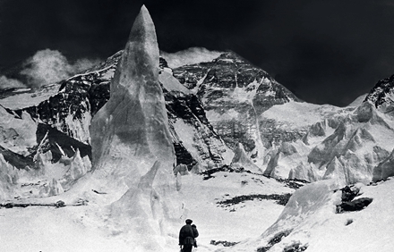 1975年，考察队友在珠峰北坡中绒布冰川中，远景是珠峰及其旗云