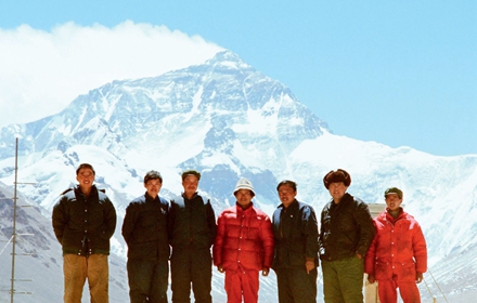 1980年，中日双方部分队员合影于珠峰北坡绒布寺（右三为作者）