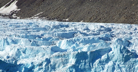 北极斯瓦尔巴群岛上的冰川，其坡度适宜形成冰川褶皱和 断裂的雏形，但因为纬度太高，不满足形成冰塔林的条件